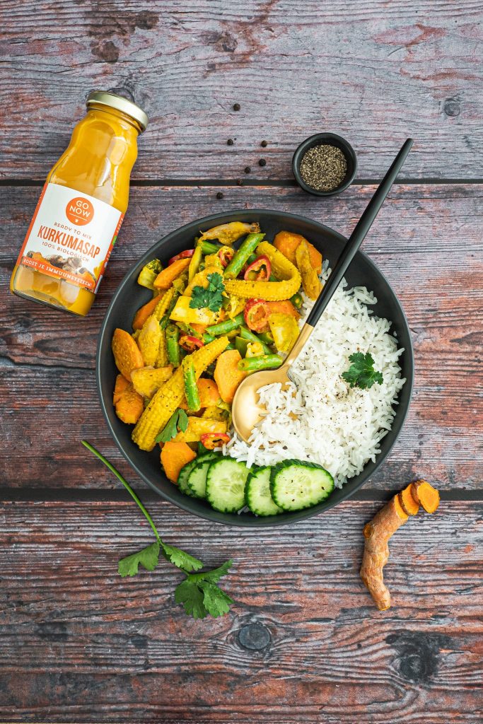 sauté avec des légumes sautés et du curcuma