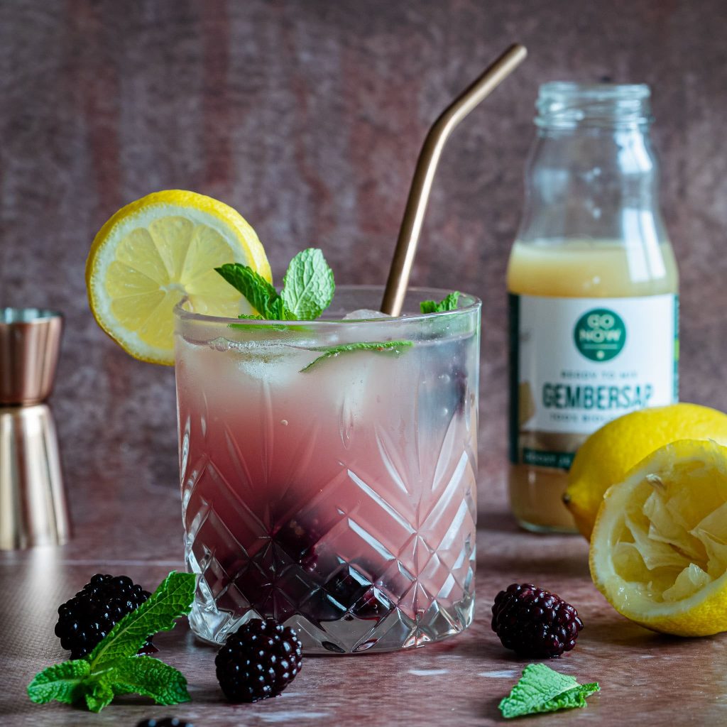 alcoholvrije bramble cocktail met pure gembersap