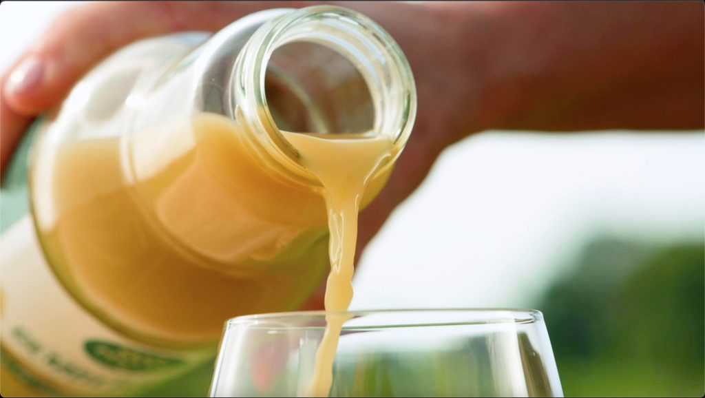 verser le jus de gingembre pur dans le verre
